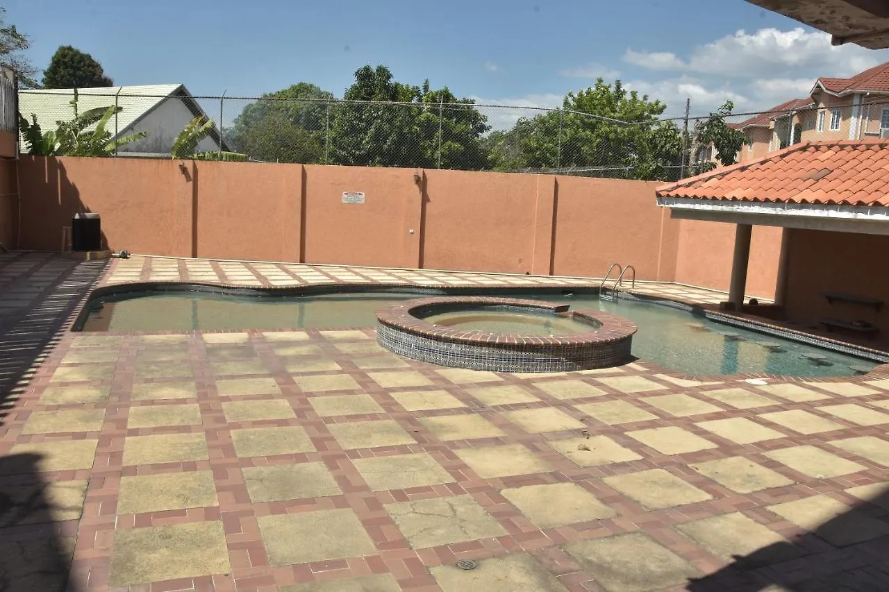 Embassy Deluxe Apartment Kingston 0*,